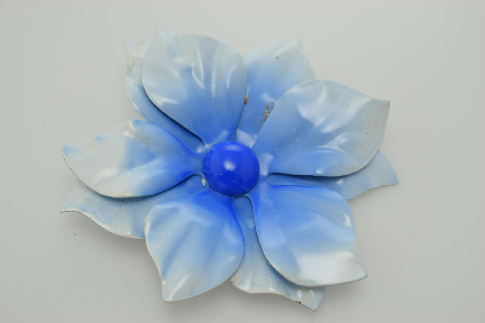 A vintage 1960's blue and white enamel flower pin. (1 of 3)