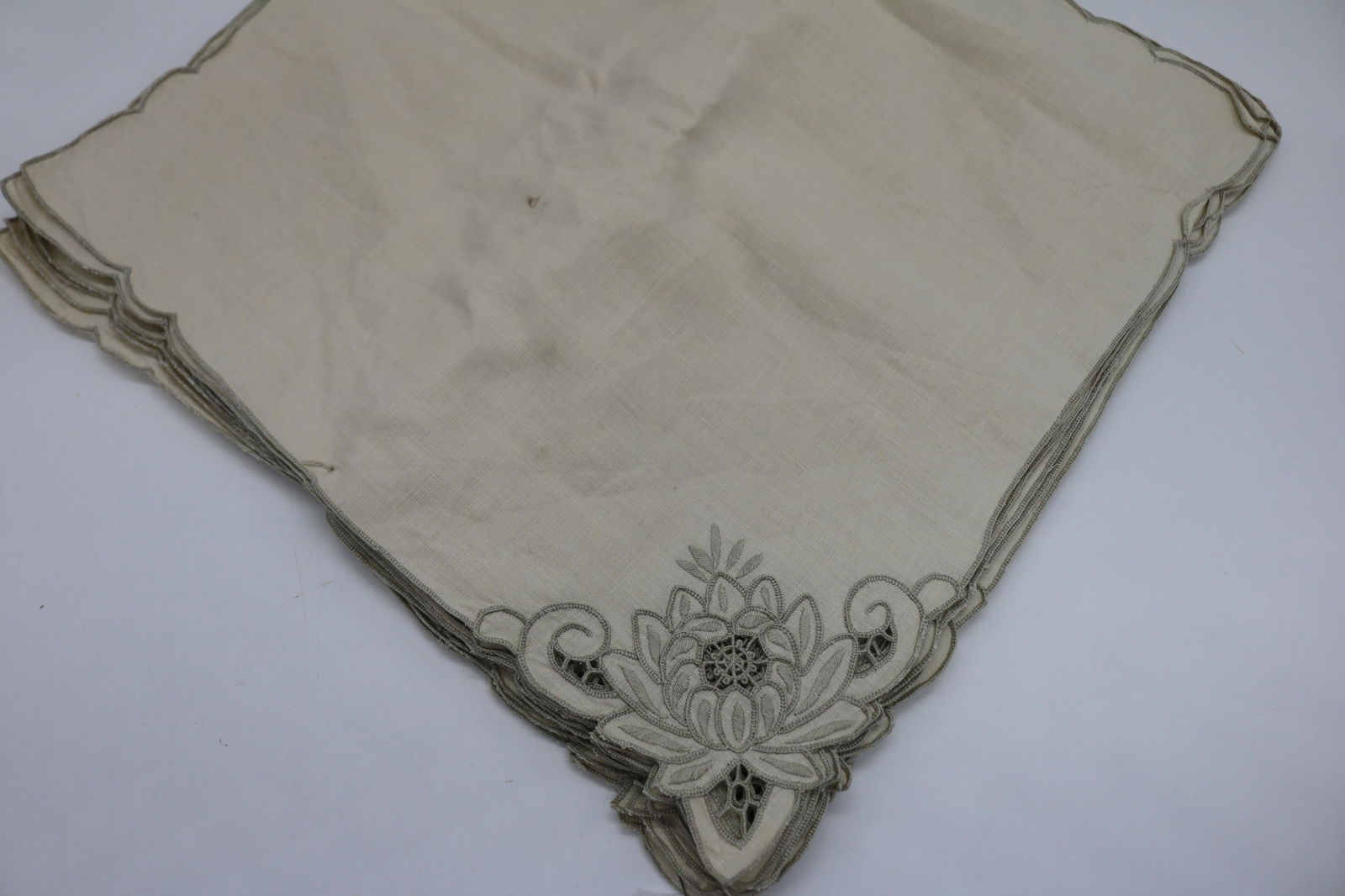 Lot of 12 Vintage Old Store Stock Linen Napkins (1 of 4)