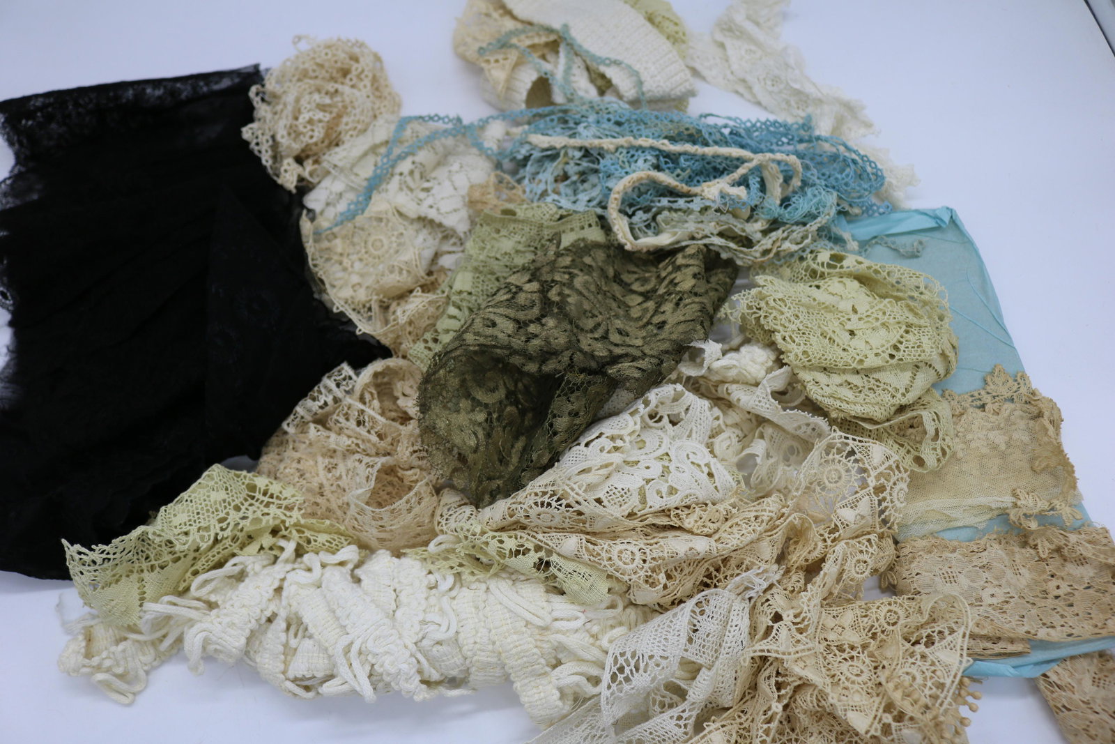 Lot of Vintage Lace & Trims: various lace pieces