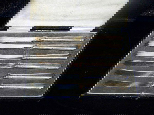 Set of 6 Hallmarked Butter Knives: CASED SET OF 6 HALLMARKED BUTTER KNIVES