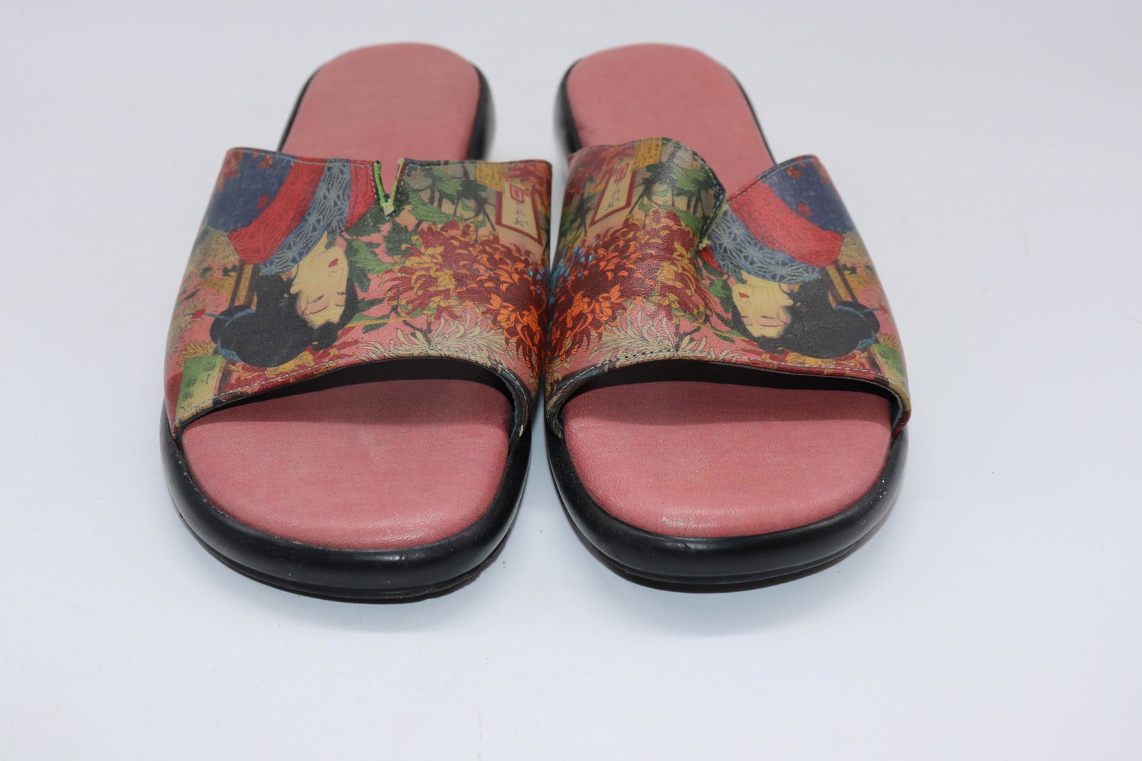 Vintage Pair of Icon Asian Design Sandals Size 8: slightly used, crack in sole on both shoes, see photos
