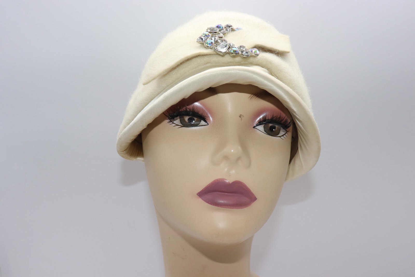 Vintage Ladies White Wool Hat With Rhinestone Buckle (1 of 6)