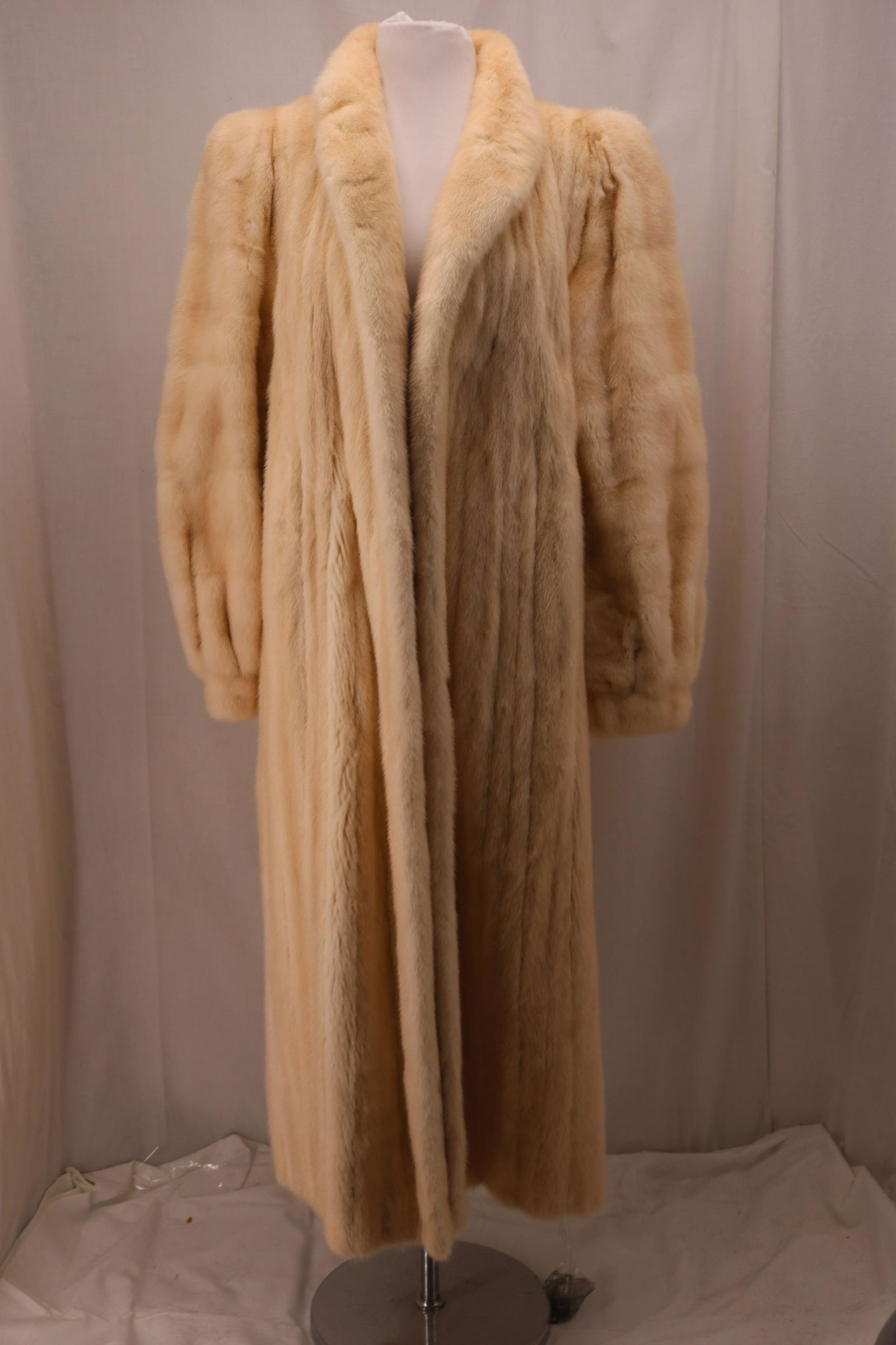 Vintage Ladies  Jay Lennad Furs Full Length Blonde Mink (1 of 14)