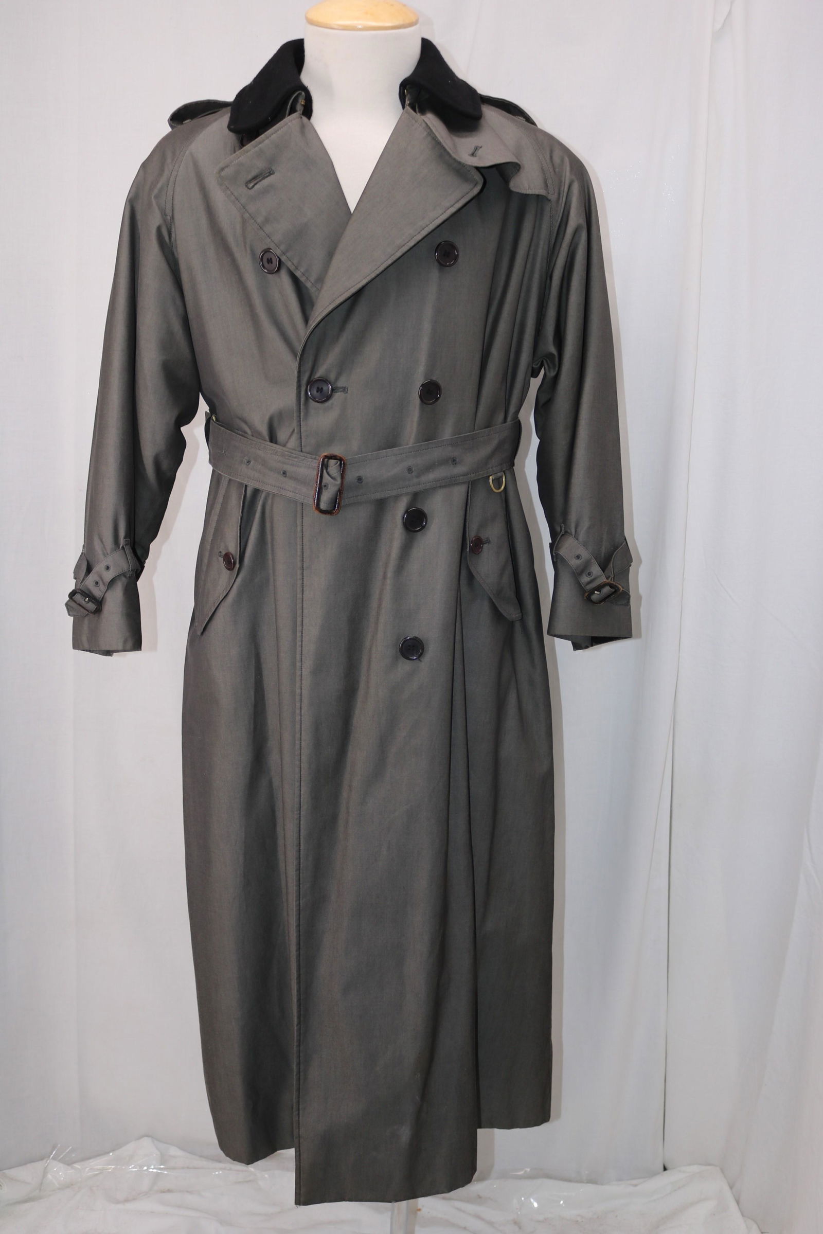 Vintage Men's Burberrys Trench Coat (1 of 6)