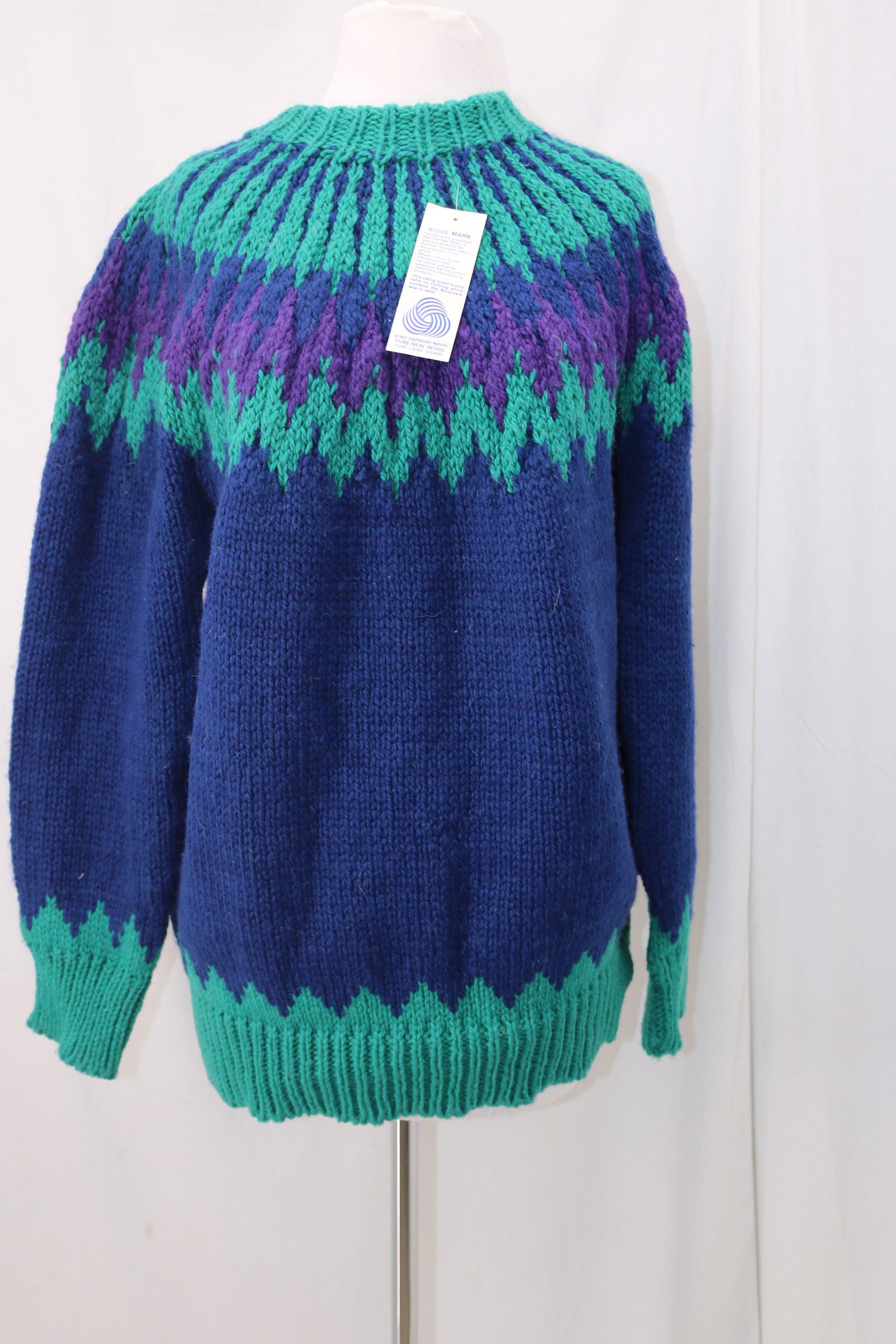 Vintage 1980's Old Store Stock Hand-Knitted Wool Ski: chunky knit 100% wool, made in Greece, marked size L, Approx. 44" Bust/Chest, good condition.