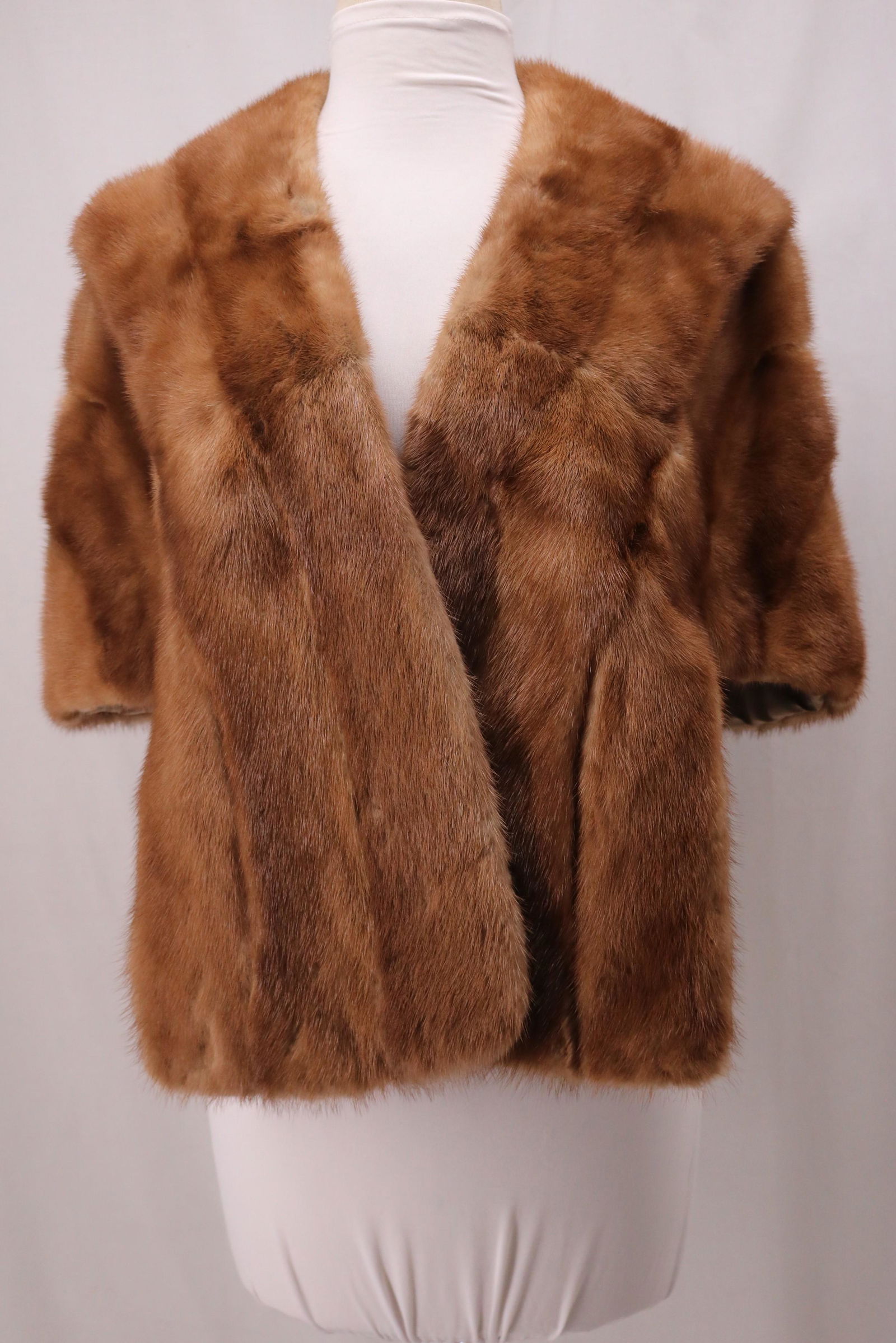 Vintage Ladies Mink Stole: mink stole, silk blend lining, good condition.