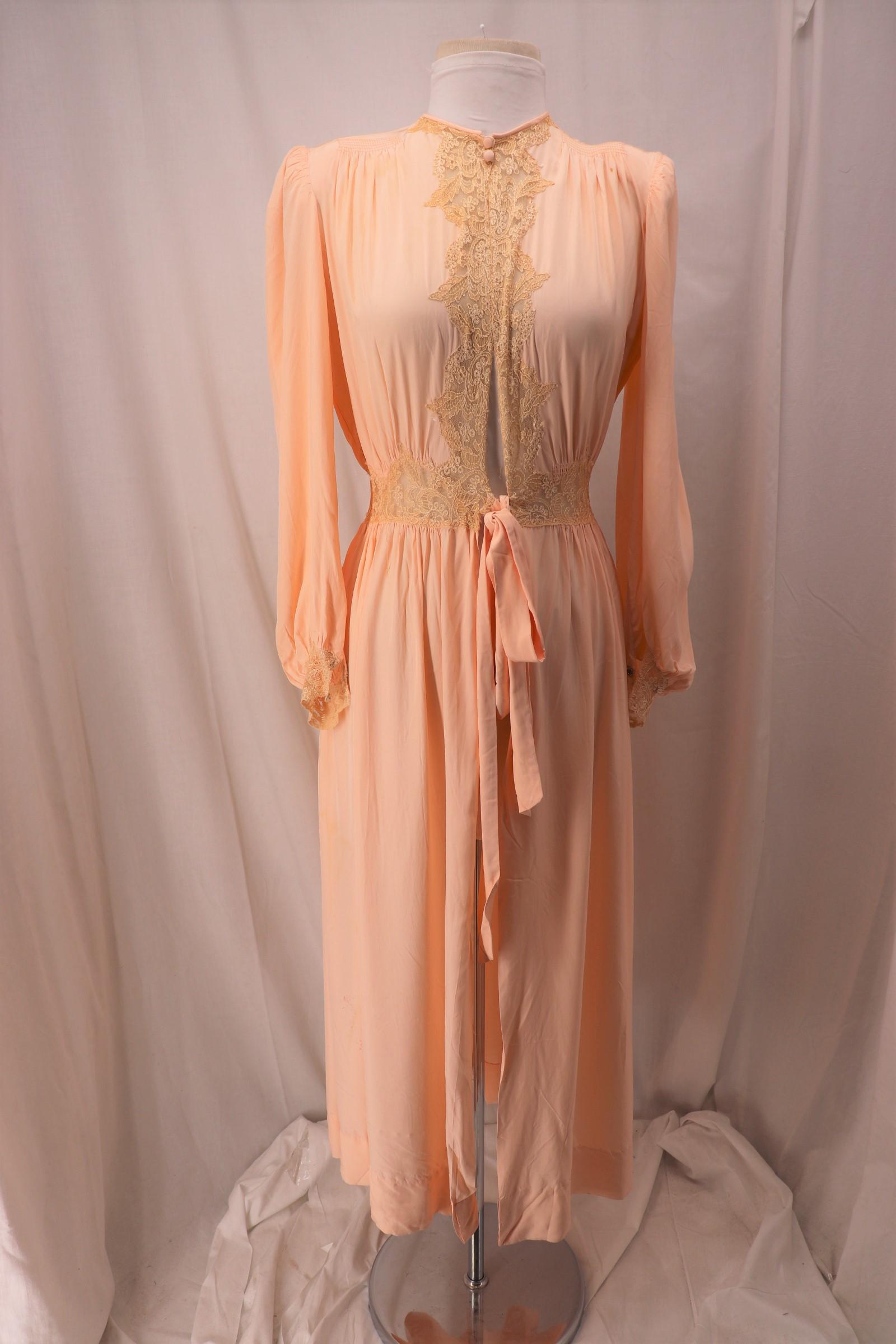 Vintage 1940's Tula Rayon & Lace Robe (1 of 9)