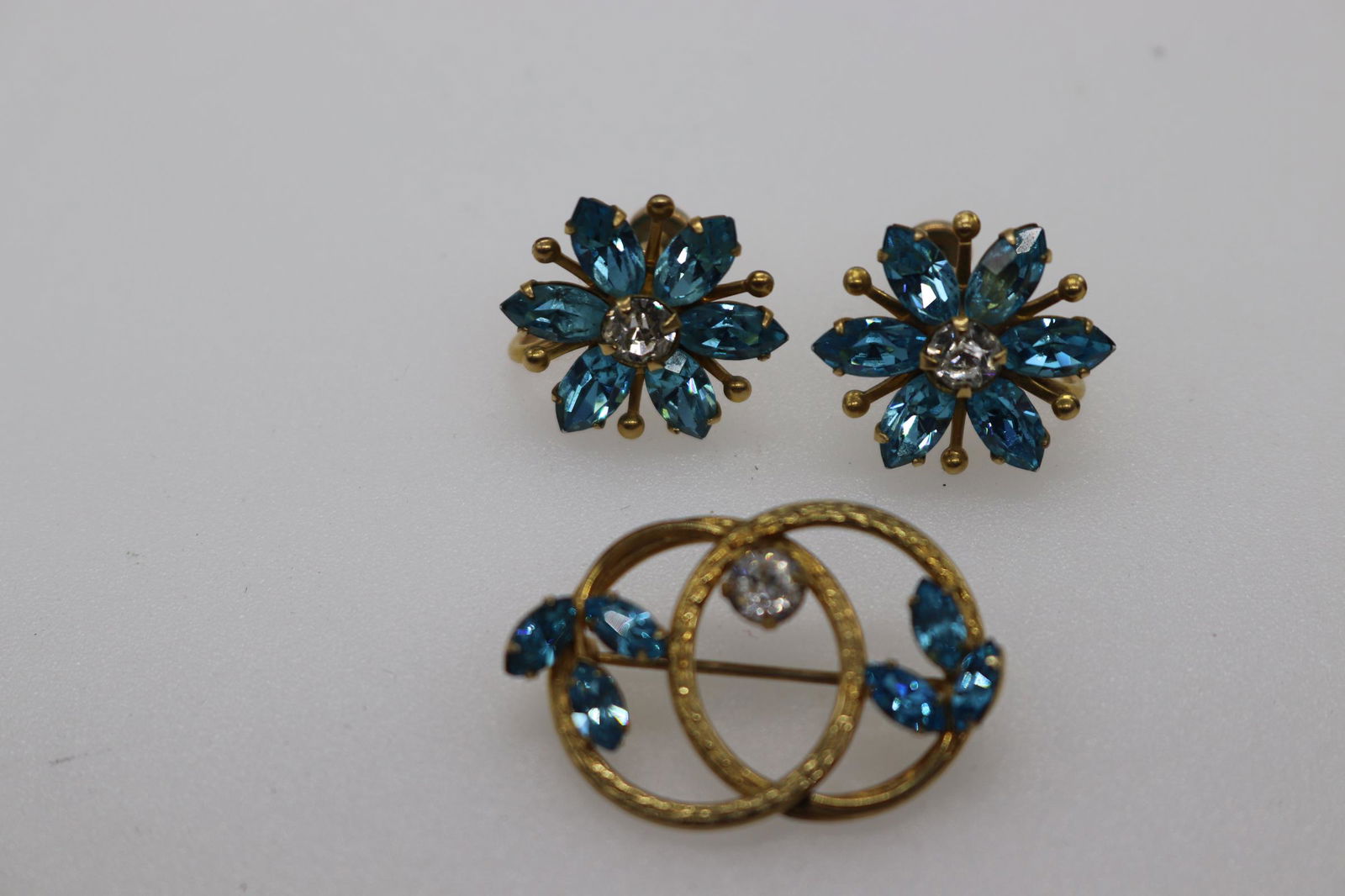 Vintage Simmons Gold-Tone & Faceted Stone Brooch &: gold-tone brooch with faceted blue & white stones, Approx. 1", Matching flower-shaped, screw-back earrings, Approx. .5", see photos.