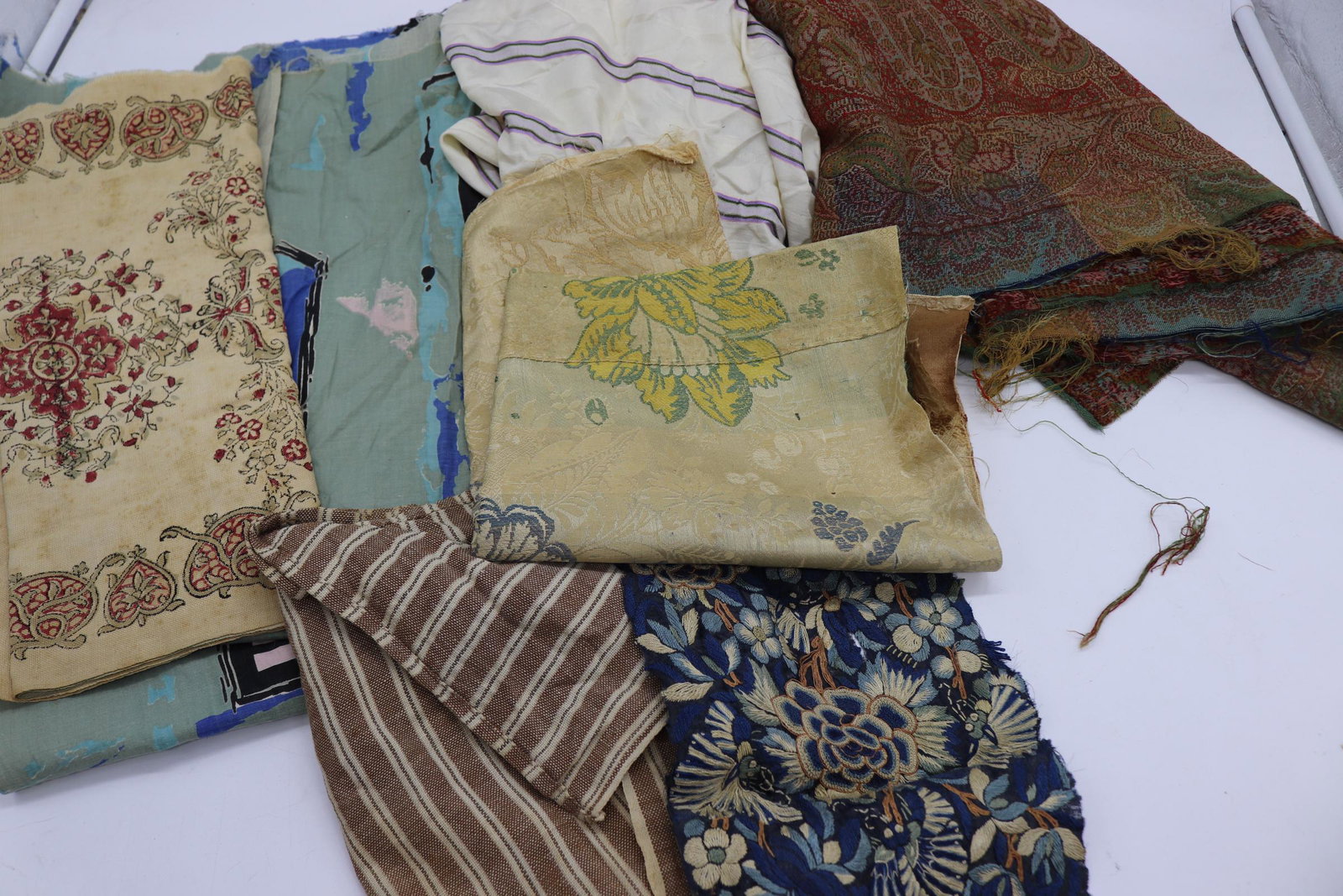 Lot of 7 Vintage Pieces of Fabric (1 of 8)
