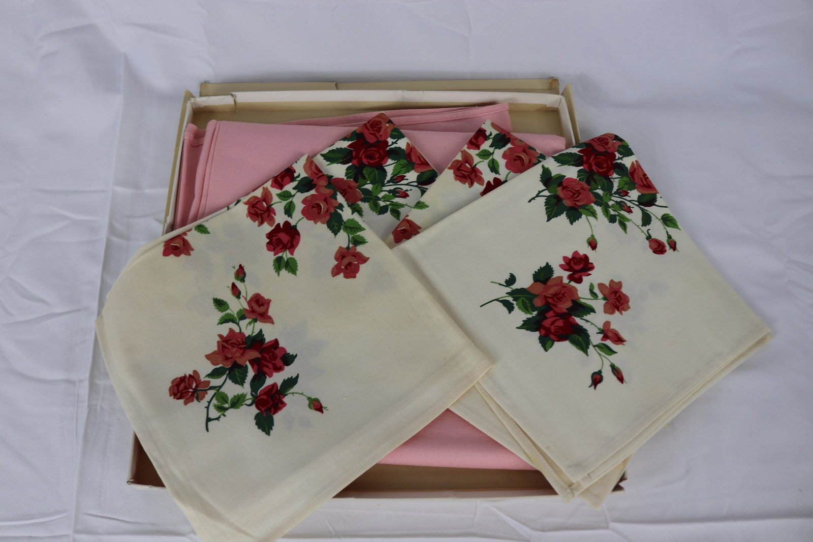 Vintage Old Store Stock Tablecloth & Napkins Set (1 of 4)