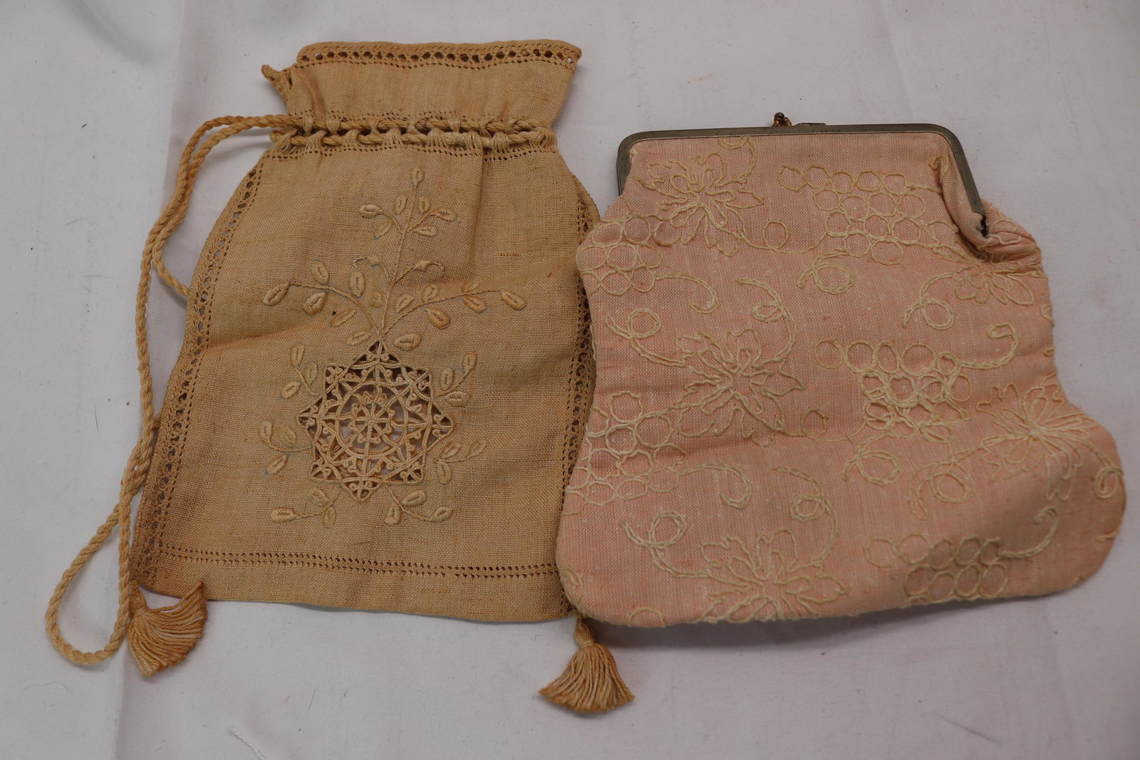 Lot of 2 Vintage Embroidered Bags: drawstring and frame clasp, see photos.