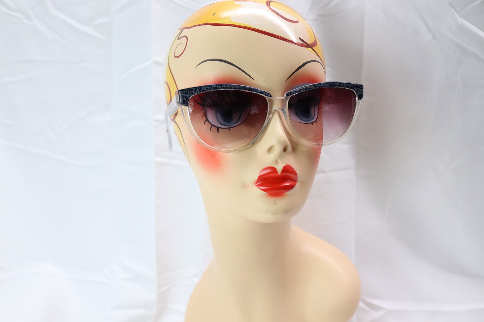 Vintage Foster Grant Sunglasses: approx. 6" temple to temple, some scratches, see photos.
