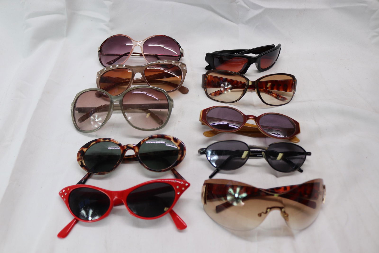 Bag Lot of 10 Pairs of Vintage Sunglasses (1 of 8)