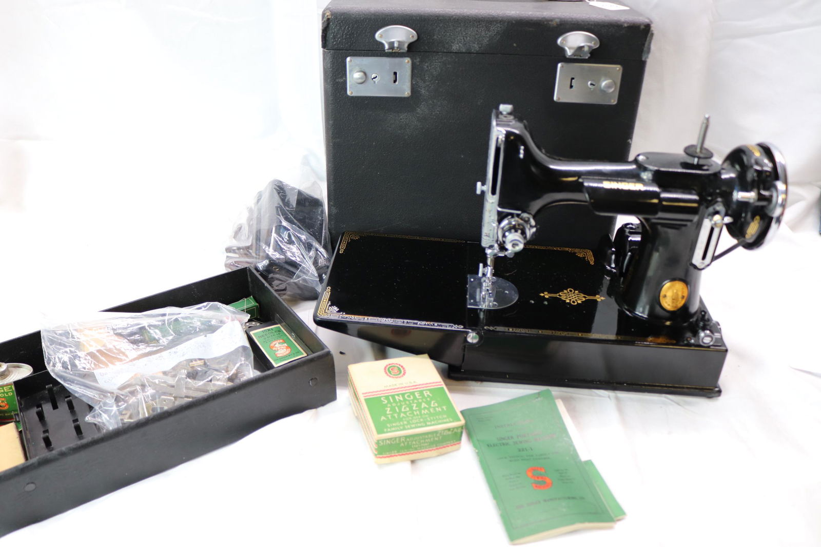 Vintage 1940's Featherweight Singer Portable Sewing Machine (1 of 14)
