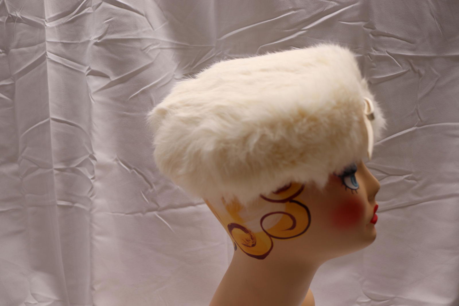 Vintage Chapeaux Louise White Mink Pillbox Hat: some discoloration on inside, see photos.