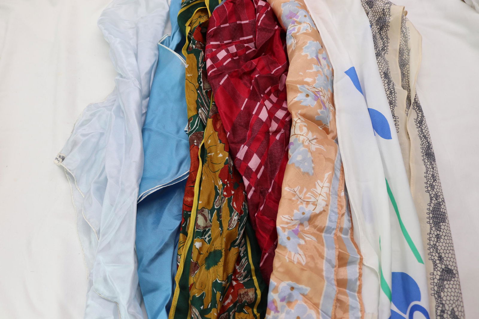 Lot of 11 Vintage Vera Silk Scarves: good condition, see photos.