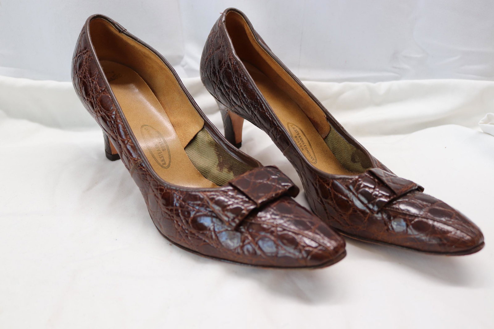 Vintage 1940's Genuine Alligator Skin Pumps: R.H. Stearns Company Boston, approx. 10" toe to heel, good condition, see photos.