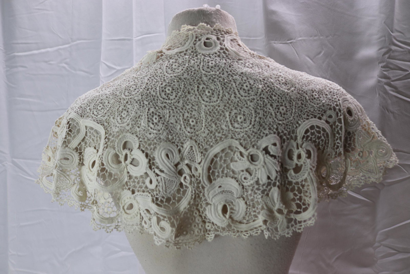 Antique Victorian Irish Crochet Collar: good condition, see photos.