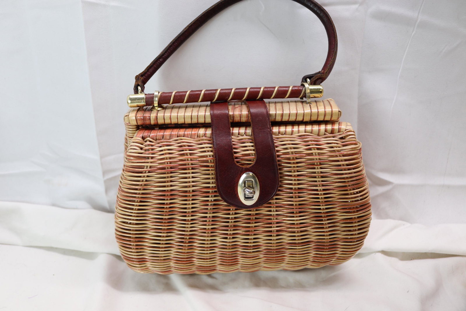 Vintage 1950's/60's Wicker Basket Purse: made in Hong Kong, good condition, see photos.