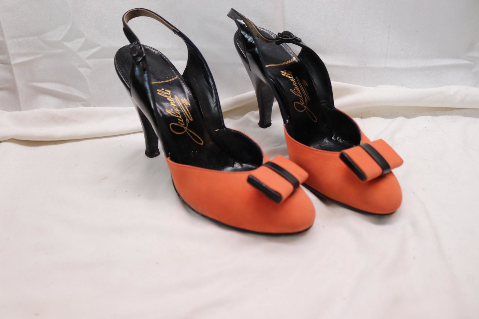 Vintage 1960's Julianelli Mod Orange Slingback Heels: size 6.5, in worn condition, see photos.