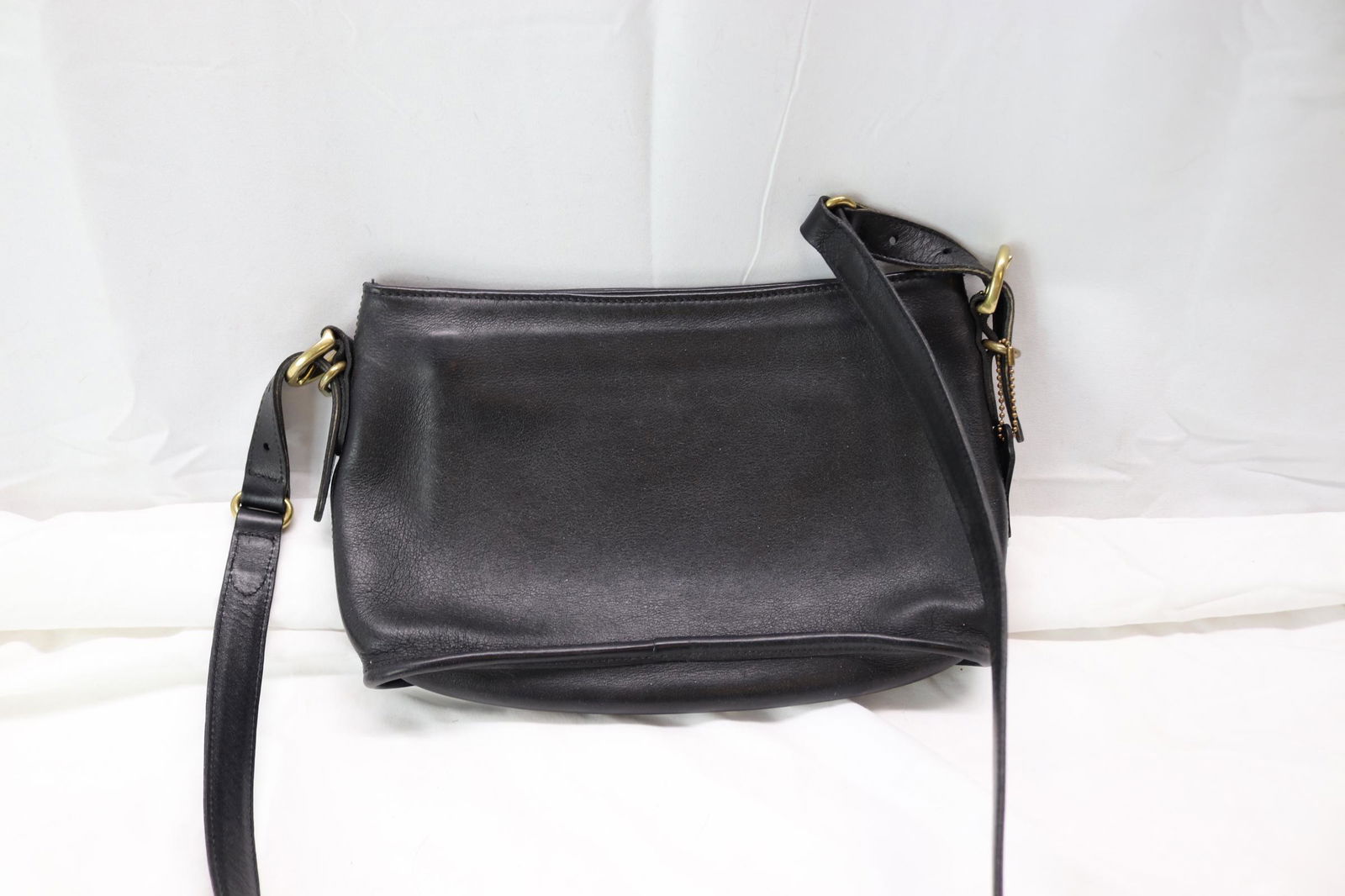 Vintage Coach Bucket Slim Equestrian Leather Shoulder Bag: No. C81-9802, good condition, see photos.