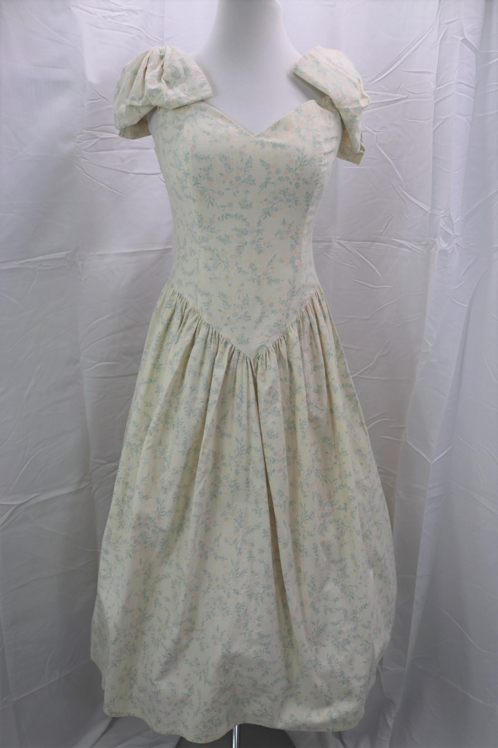 Vintage 1990's Jessica McClintock Gunne Sax Floral Dress: boned bodice, bow detail on sleeves, V-shaped gathered waist, approx. 34 bust, 30 waist, mark on label, see photos.