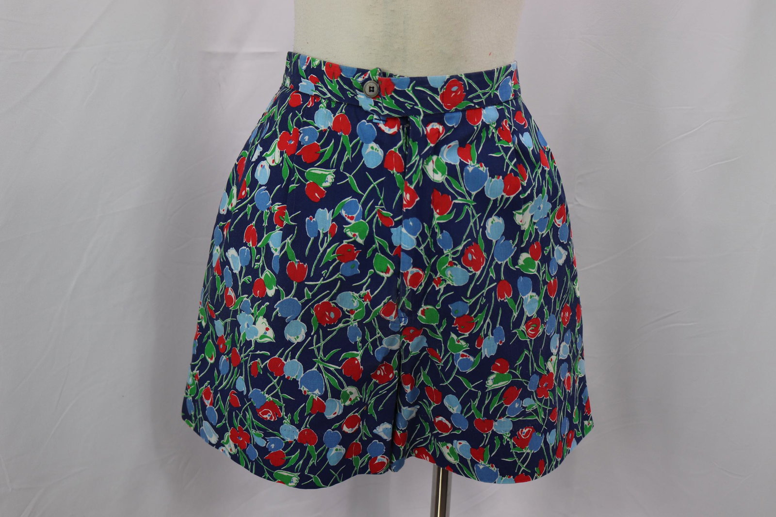 Vintage 1970's Red, White, & Blue Tulip Print Shorts: approx. 28 waist, good condition, see photos.