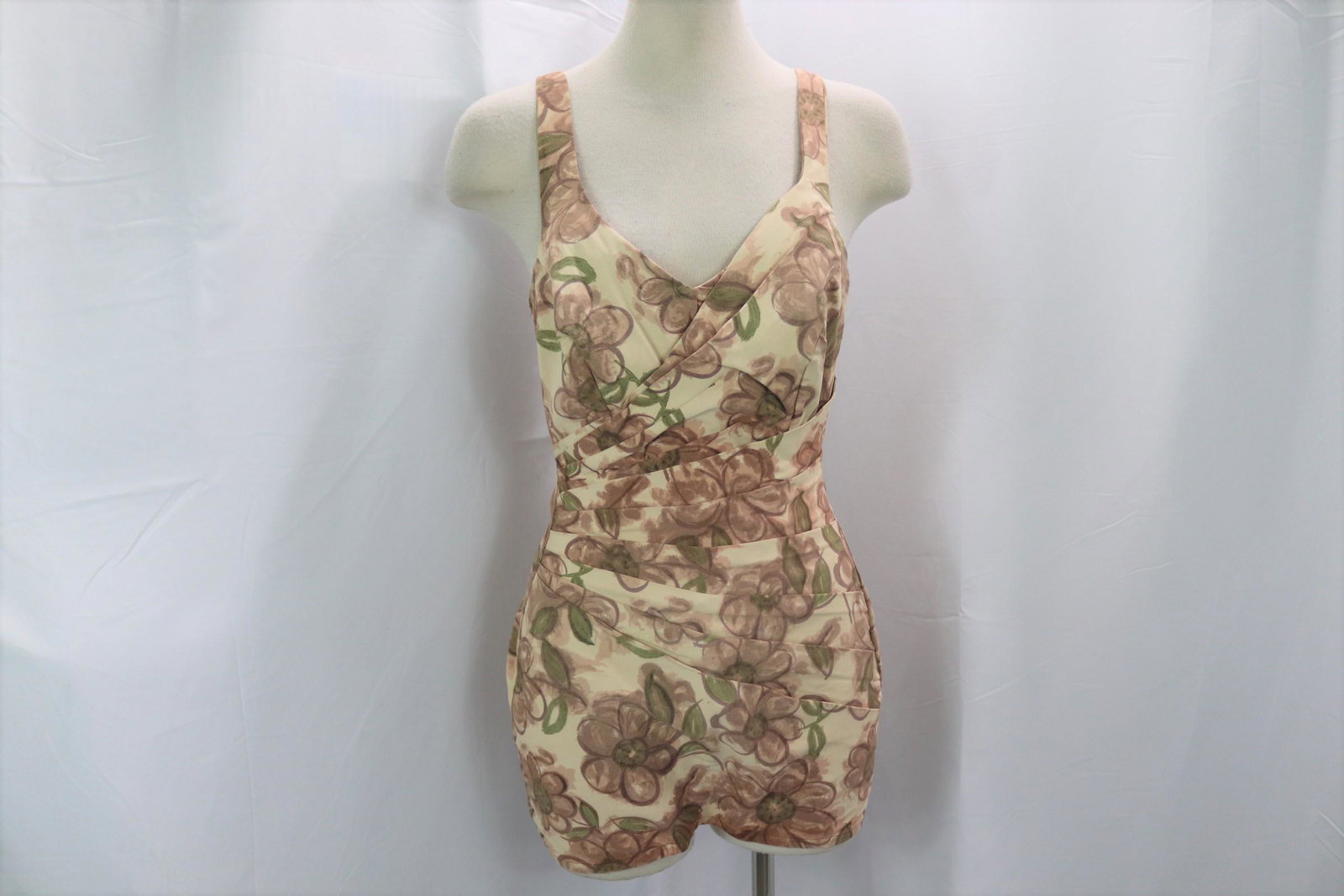 Vintage 1950's Catalina Floral Playsuit: tag reads "part of the art of eve..", approx. 34 bust, 28 waist, has built in bra, good condition, see photos.
