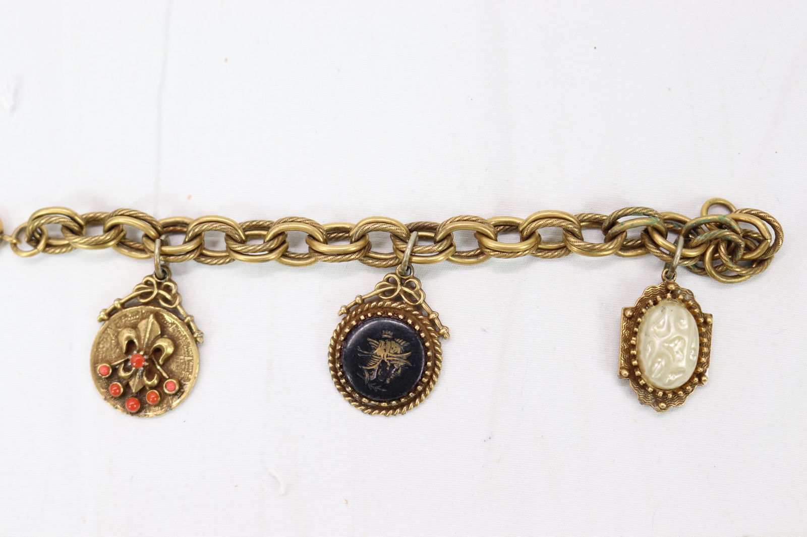 Vintage Gold-Tone Charm Bracelet With 3 Charms: approx. 7.5"