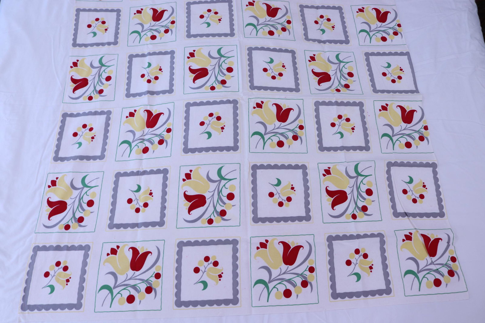 Vintage 1950's Wilendur Tulip Print Cotton Tablecloth, Old Store Stock: approx. 48 x 53, see photo's