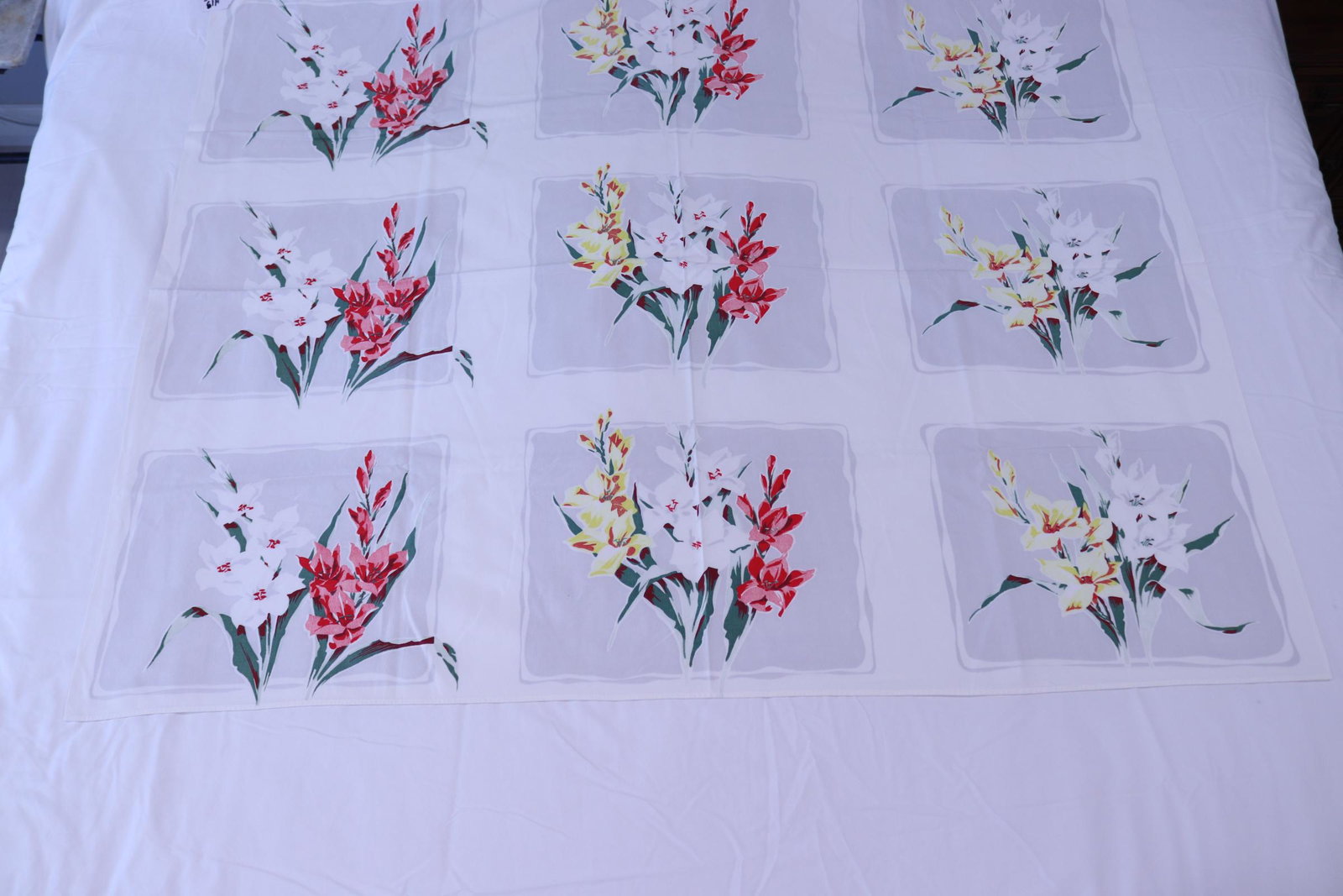 Vintage 1940's Wilendur Lillie Print Cotton/Rayon Tablecloth: approx. 54 x 44, see photo's