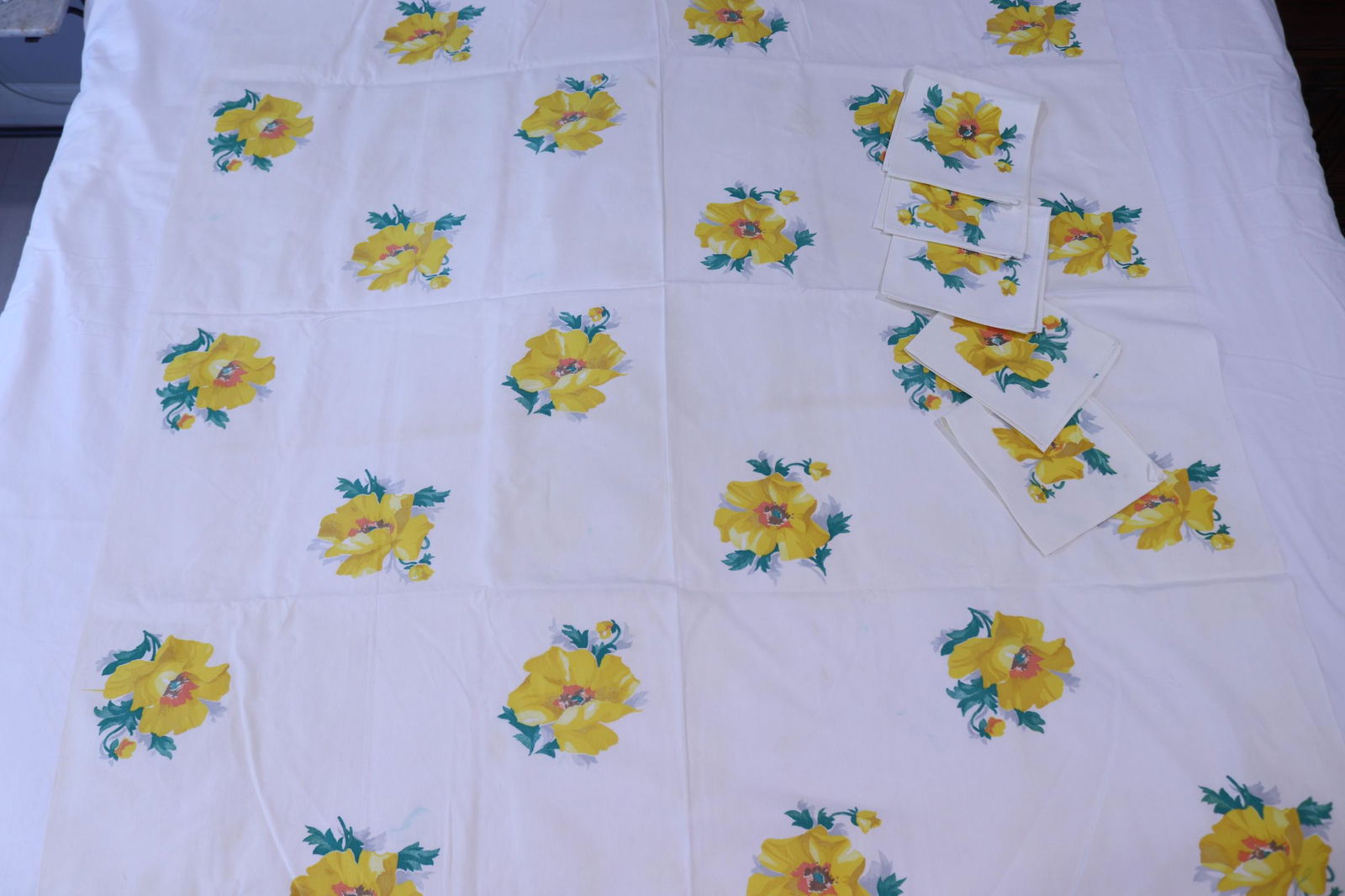 Vintage 1950's Wilendur Yellow Floral Printed Cotton Tablecloth & Napkin Set (1 of 11)