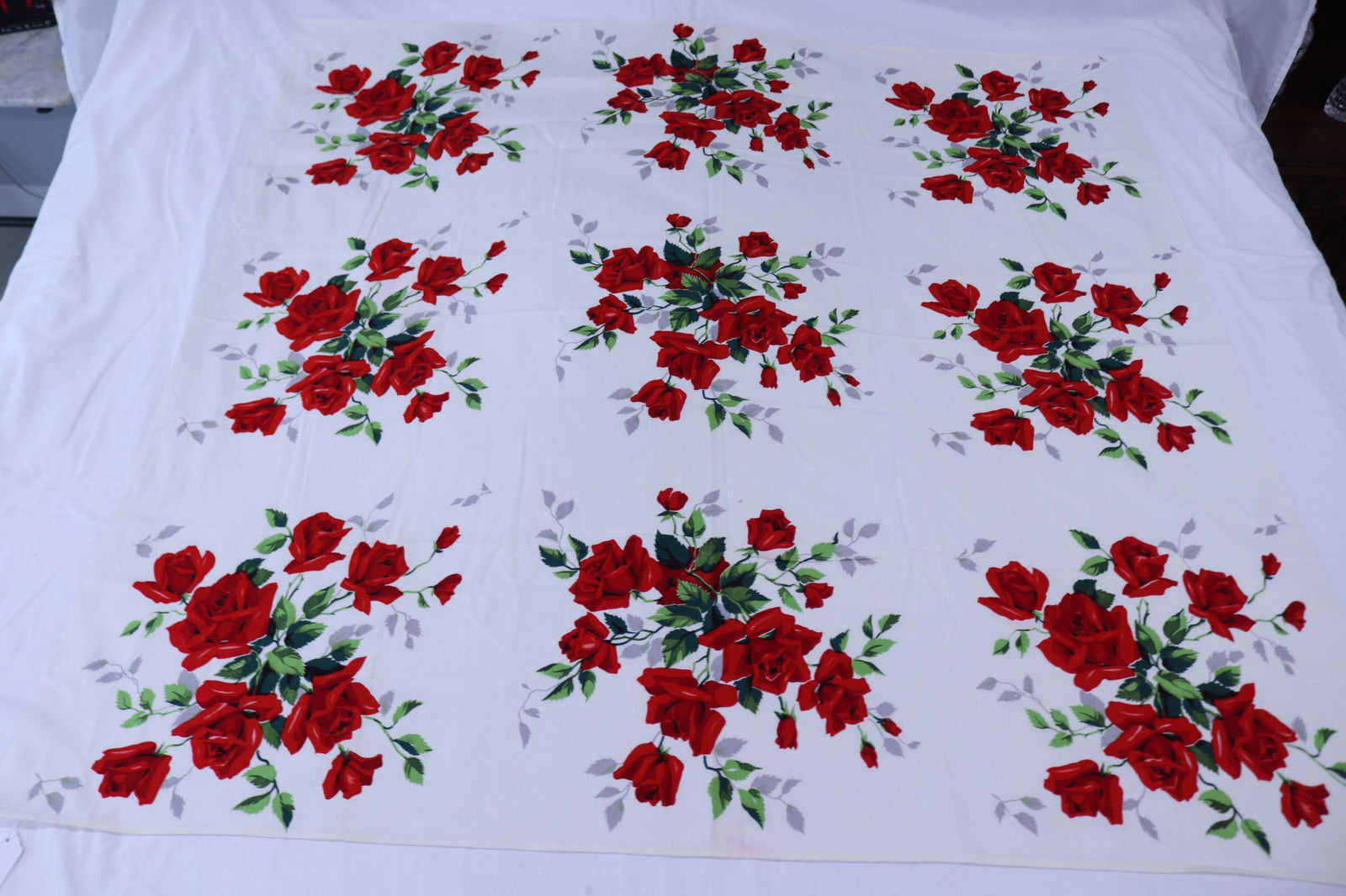 Vintage 1950's Wilendur Red Rose Old Store Stock Repeat Pattern Tablecloth (1 of 4)