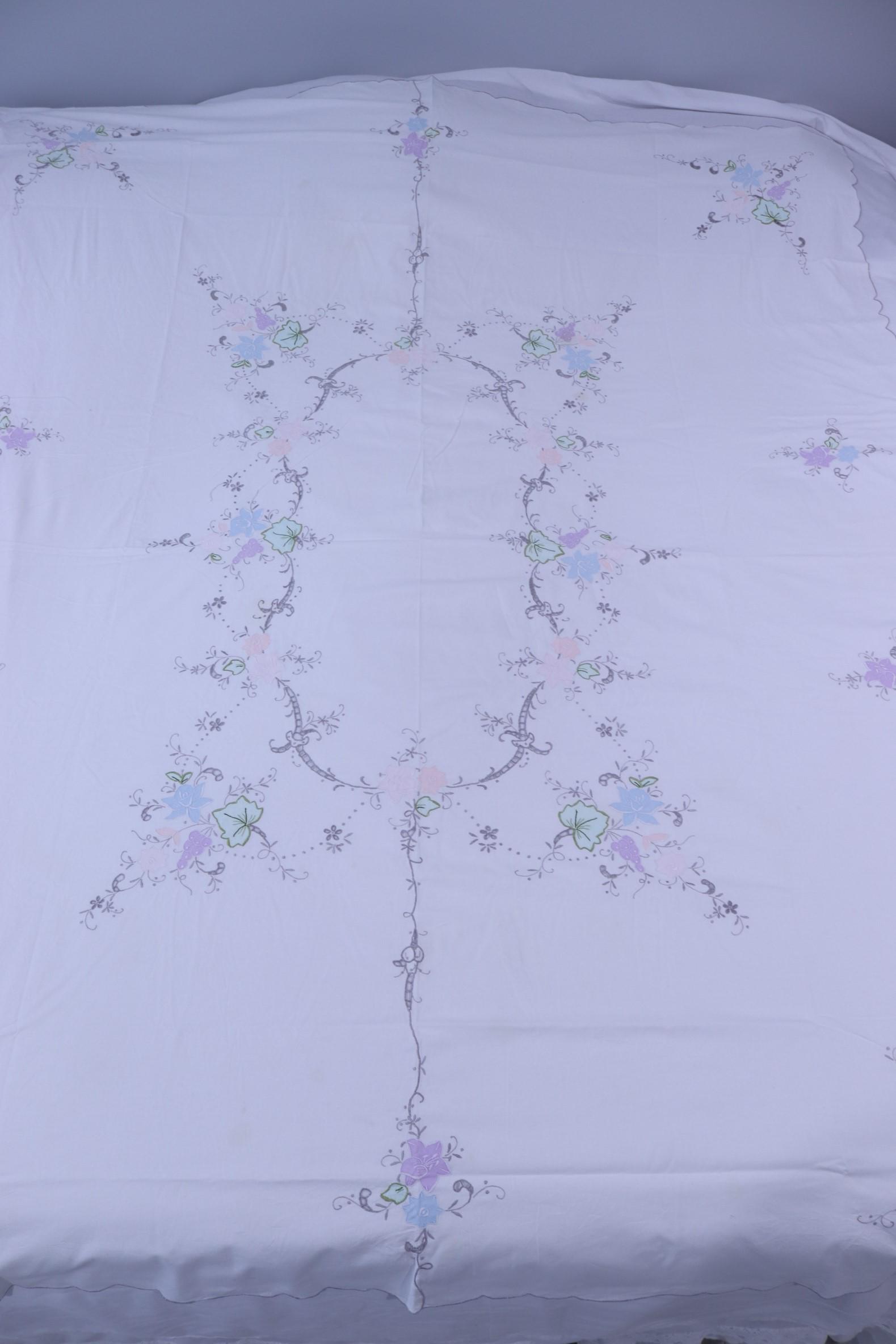 Vintage Madeira Embroidered & Applique Dinning Tablecloth (1 of 7)
