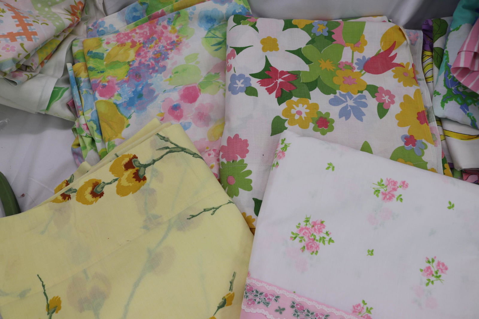 Lot of 4 Vintage 1970's full size Floral Flat Sheets (1 of 9)