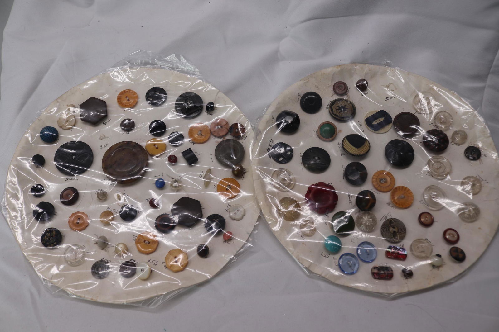 Lot of Various Vintage Buttons, Some Bakelite (1 of 3)