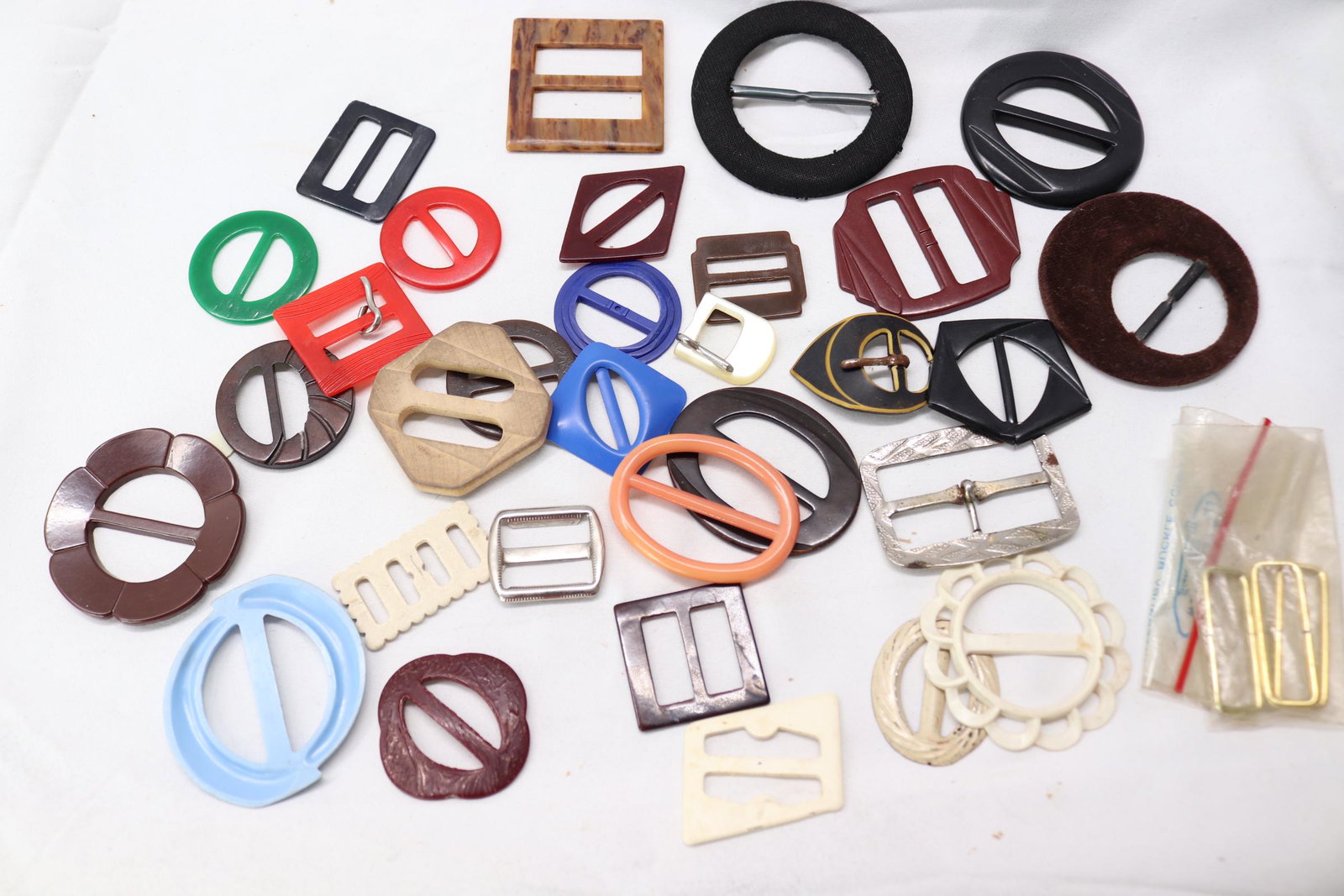Lot of 30 plus Individual Belt Buckles: various colors, materials and sizes, 3 old stock in original bag, see photo's