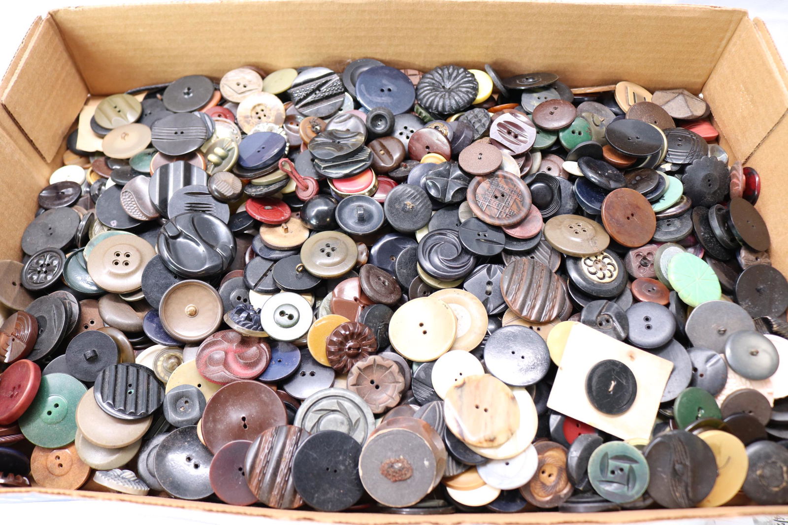 Large Lot of Vintage Assorted Buttons (1 of 6)
