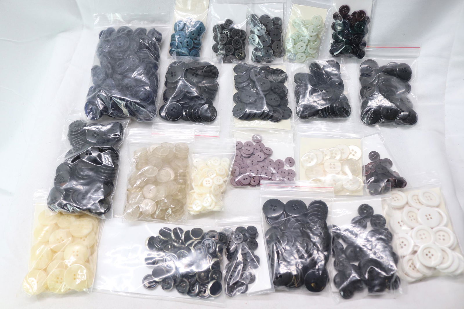 Lot of 20 Bags of Matching Vintage Buttons (1 of 5)