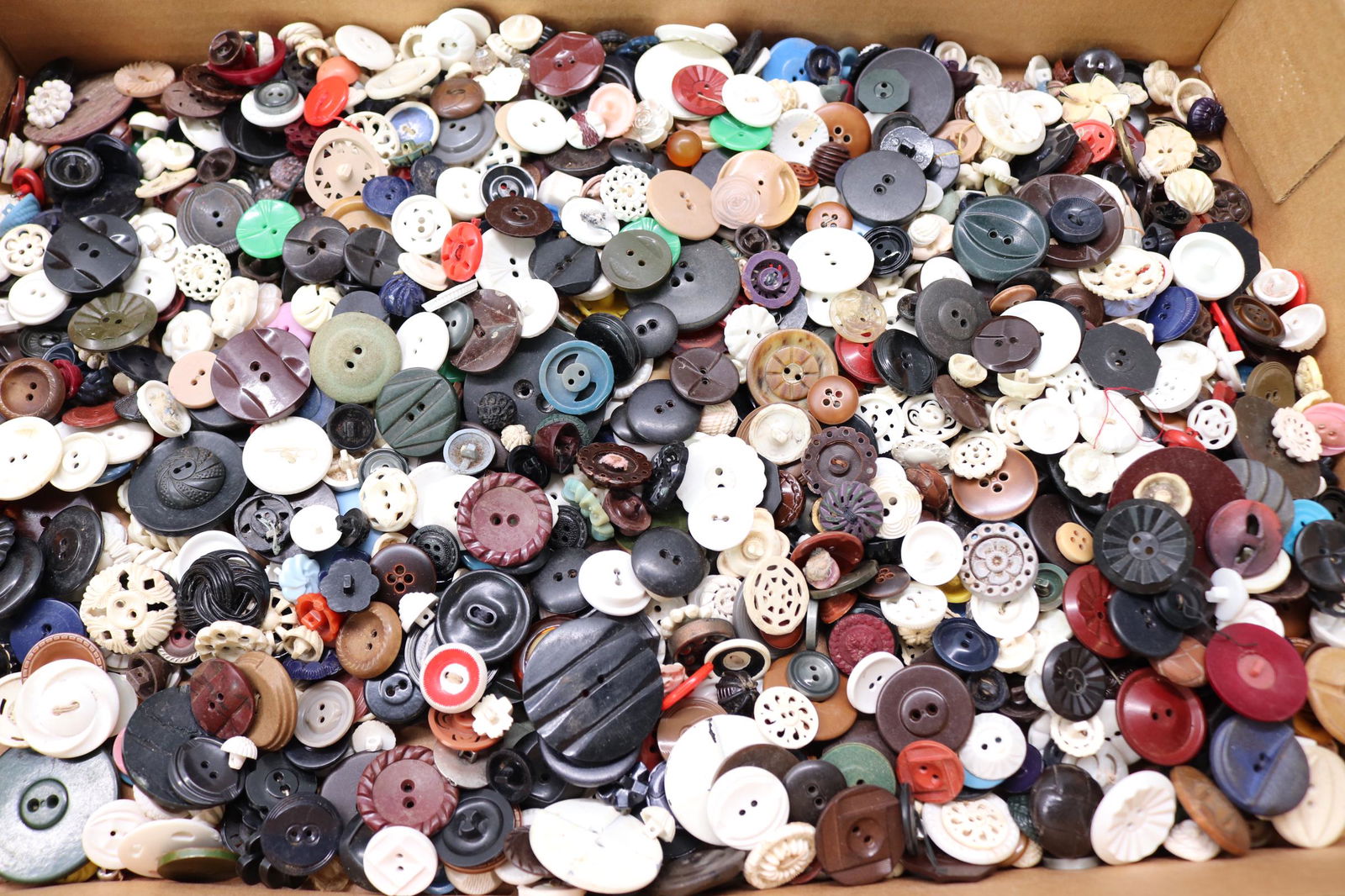 Large Lot of Vintage Assorted Buttons, some Matching (1 of 7)