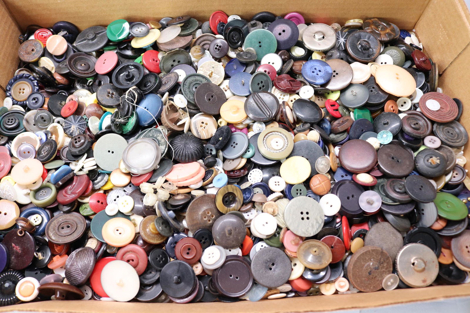 Large Lot of Vintage Assorted Buttons (1 of 6)