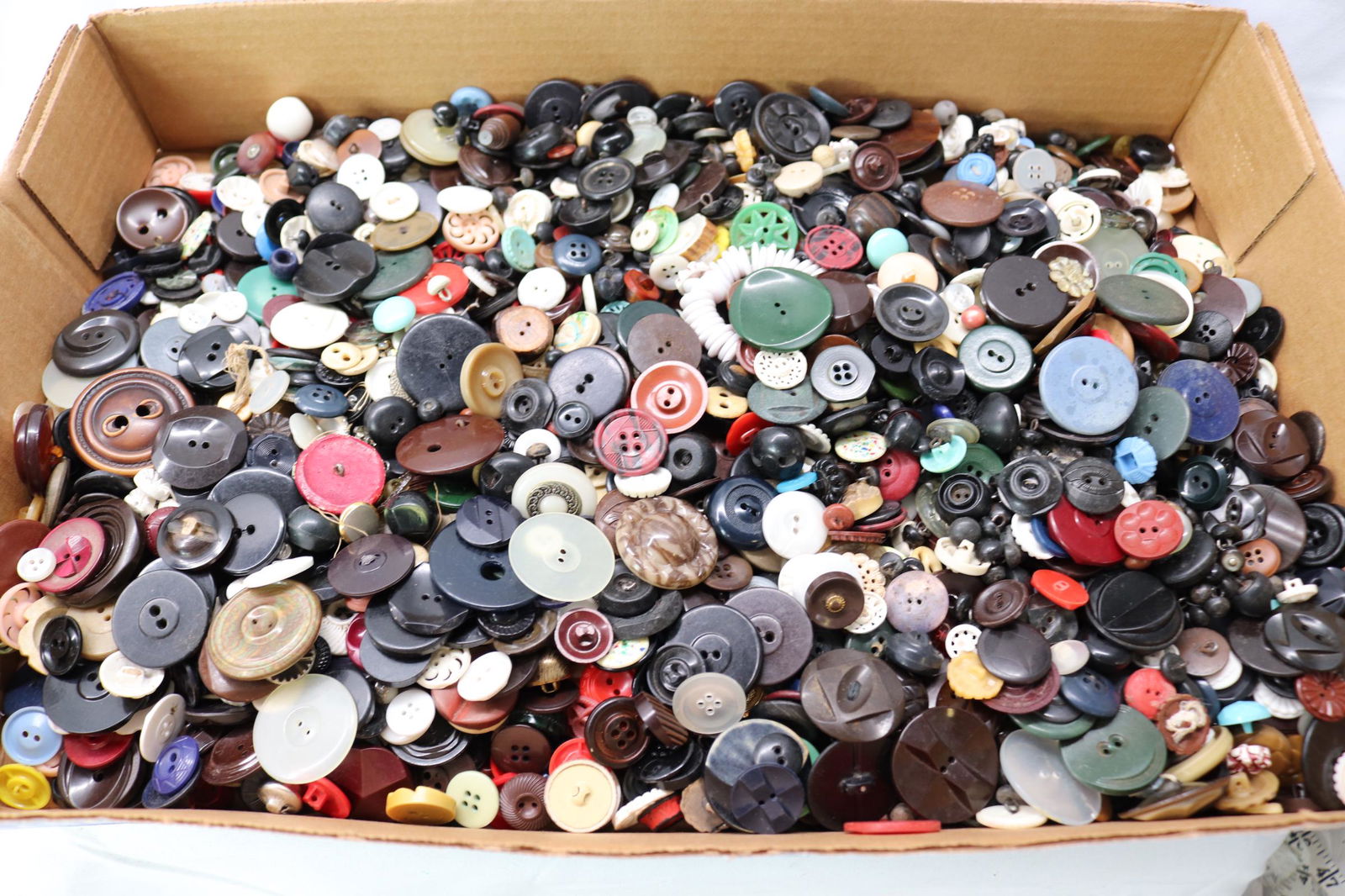 Large Lot of Vintage Assorted Buttons (1 of 6)