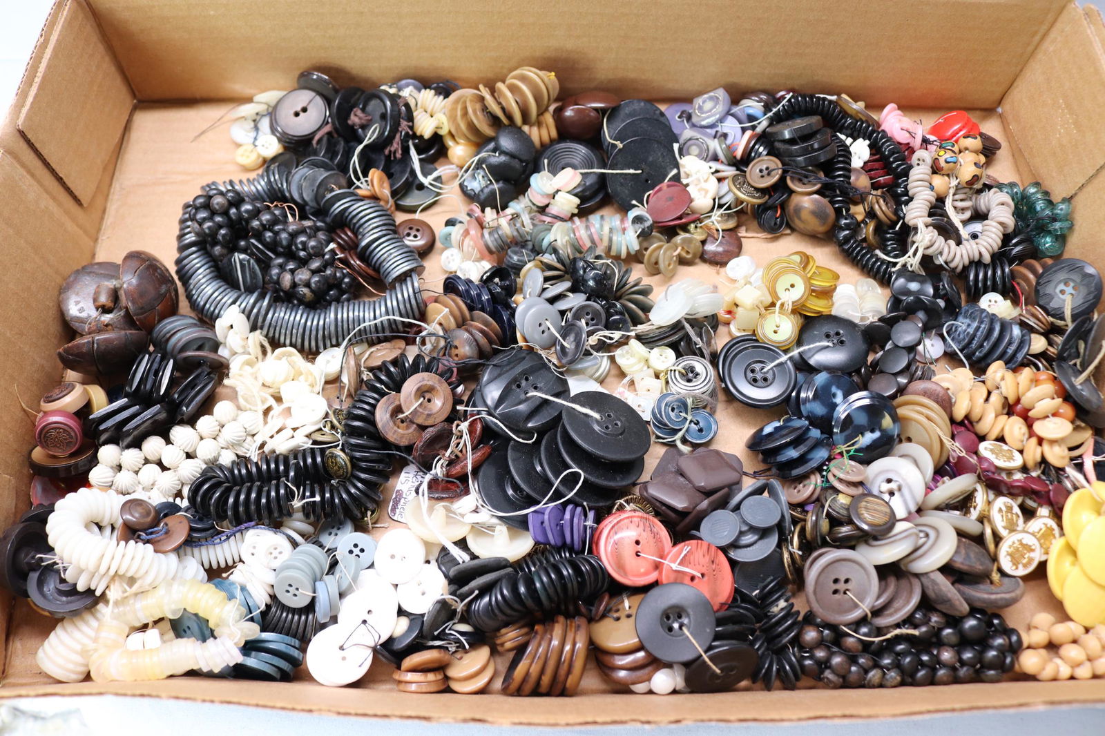 Lot of 150 Sets of Vintage Buttons on Strings (1 of 8)