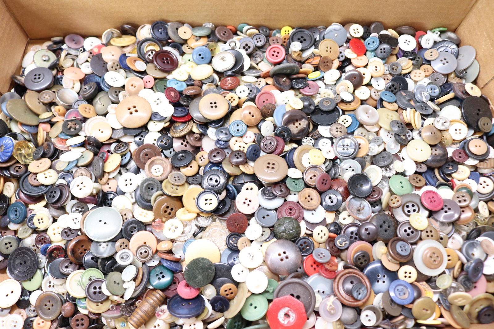 Large Lot of Vintage Assorted Buttons, Small to Large (1 of 6)
