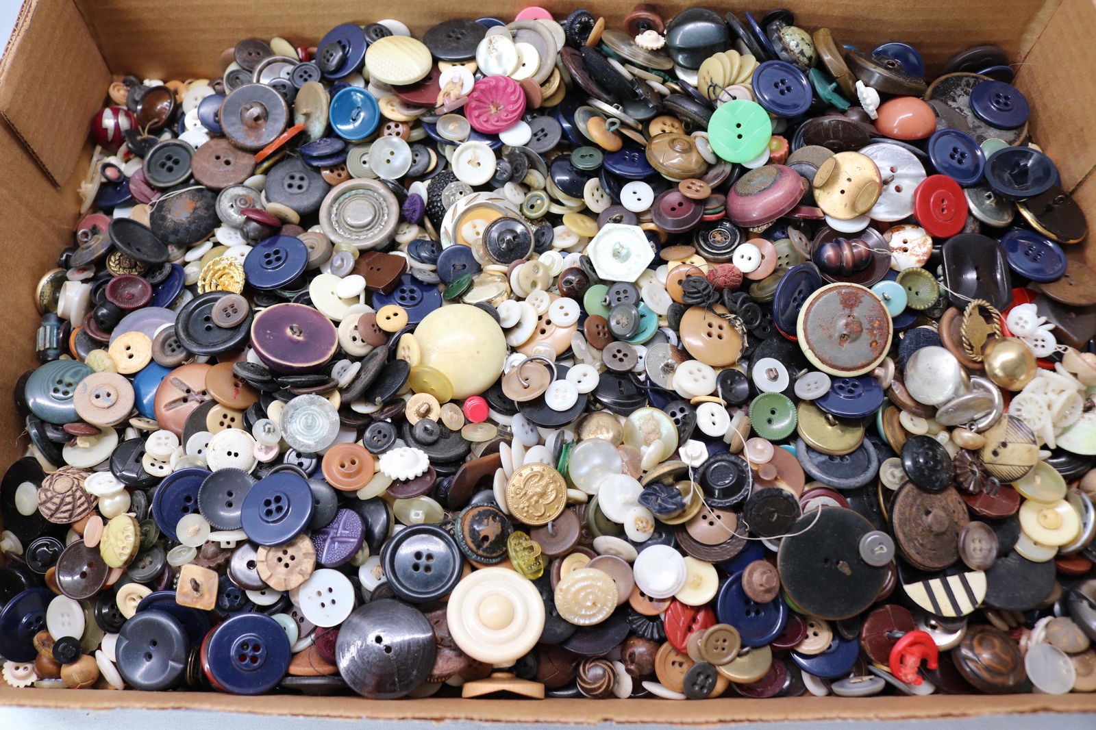 Lot of Various Vintage Buttons, Small to X-Large (1 of 6)