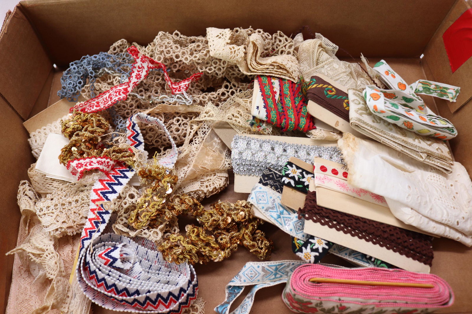 Lot of Vintage Trims, Lace & Tatting: Nice ribbon trims, see photo's