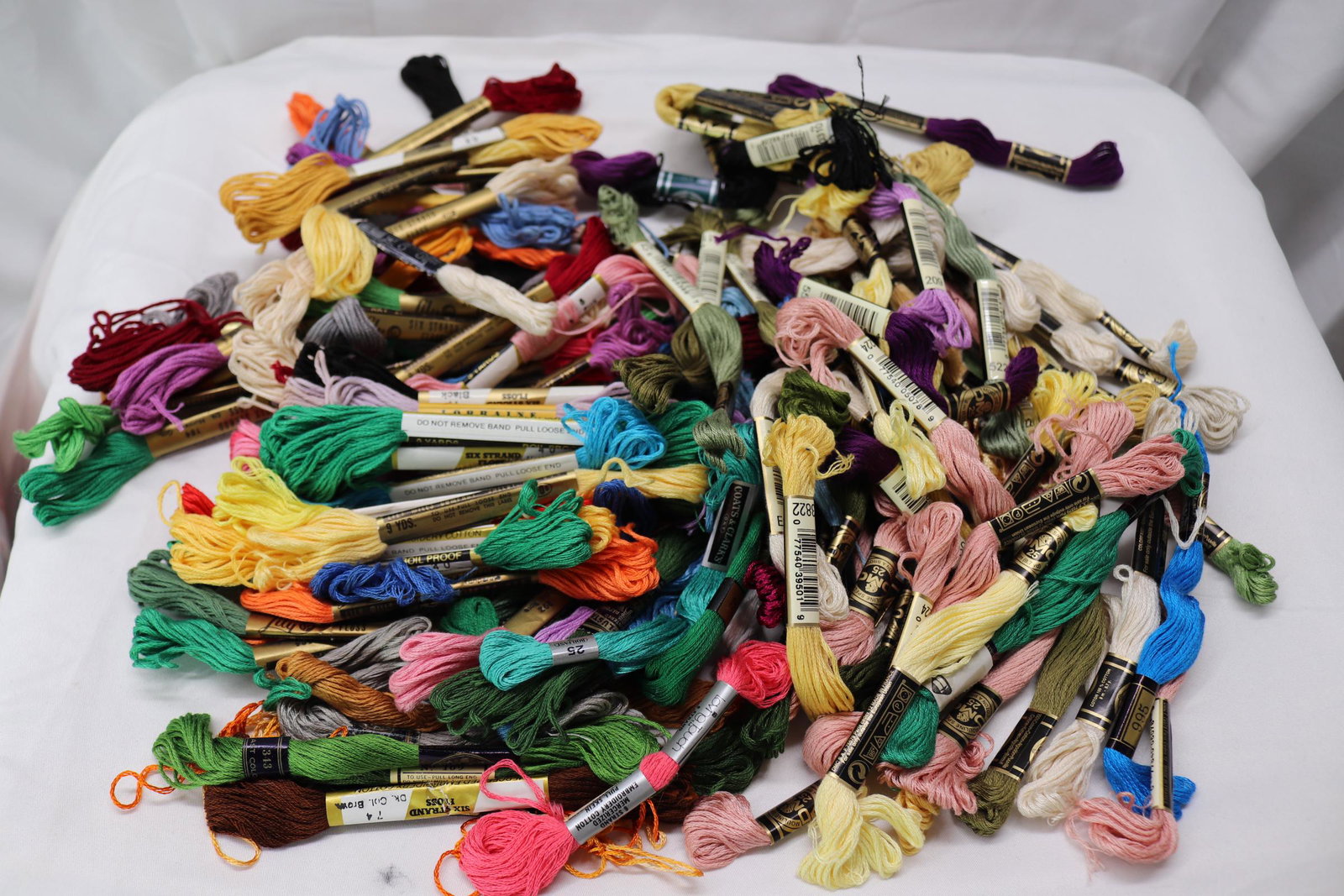 Lot of over 100 Skeins of Embroidery Floss: cotton, see photo's