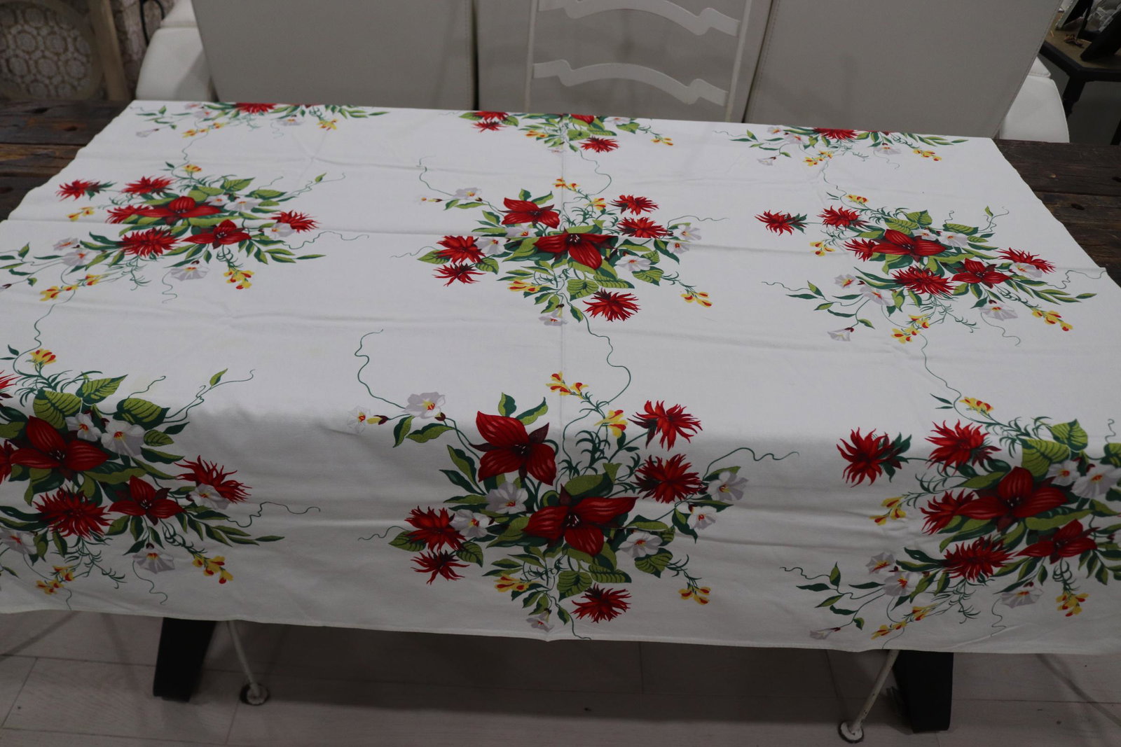 Vintage Floral Boutque Cotton Tablecloth: 50 x 54, see photo's