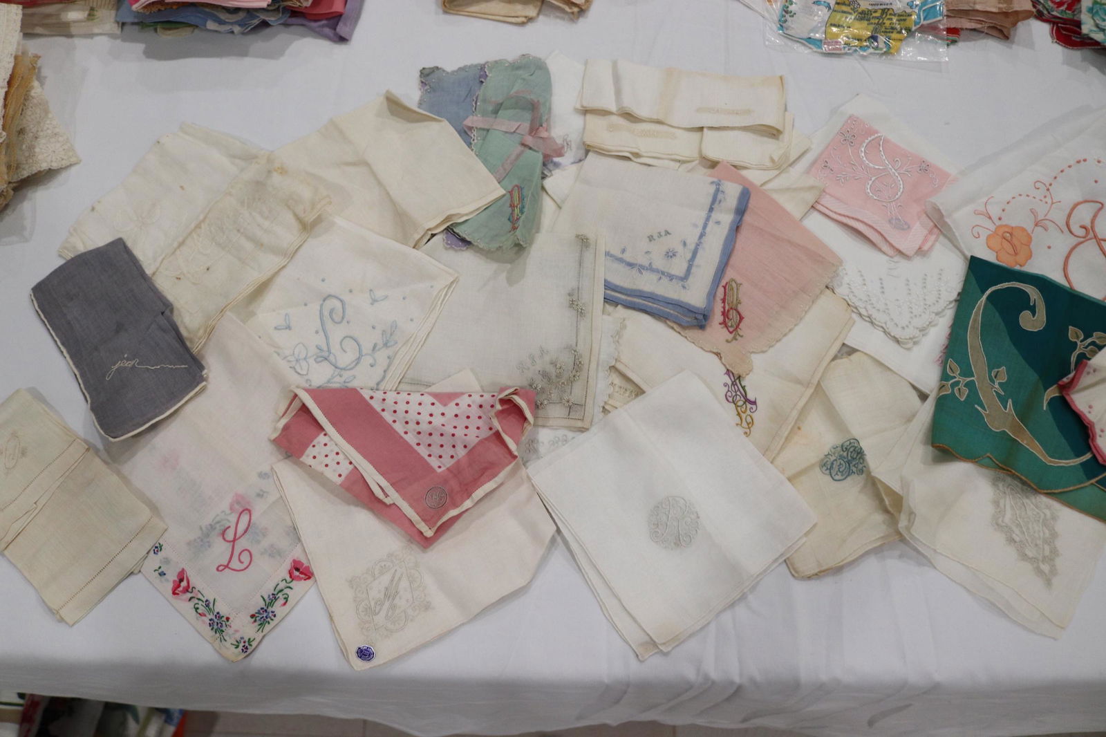 Lot of 32 Vintage Ladies Hankies, Mstly Embroidered: see photo's