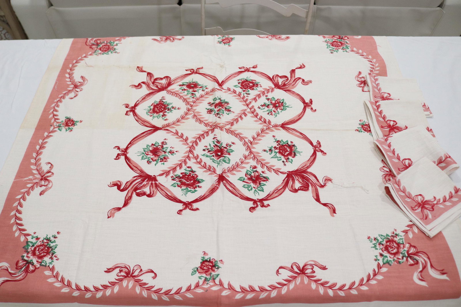 Vintage Floral & Bow Printed Linen Tablecloth with Matching Napkins: has damage, vintage never used, see photo's
